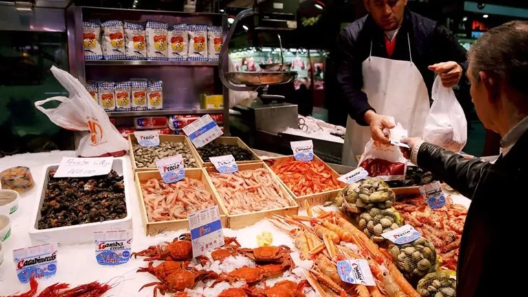 El alto precio del marisco rompe las cenas de Navidad de los españoles