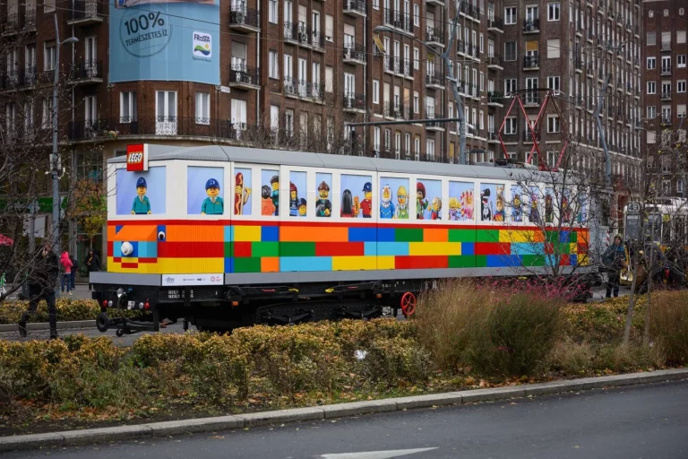 La ciudad en la que te encuentras un tranvía de LEGO a tamaño real