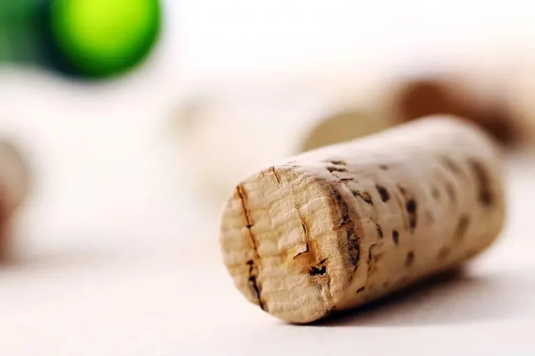 La ingeniosa forma de abrir una botella de vino o champán sin sacacorchos