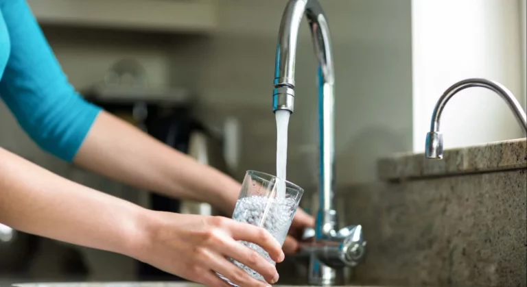 La OCU emite un comunicado para quienes beben agua del grifo