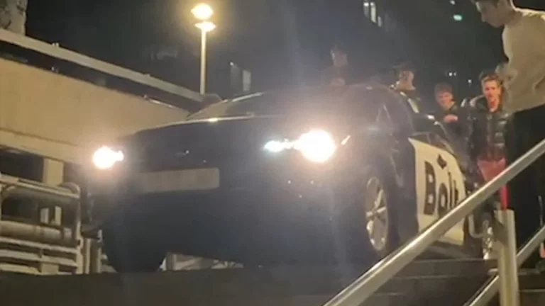 ¿Qué hace este Bolt bajando por las escaleras en medio de Azca (Madrid)?