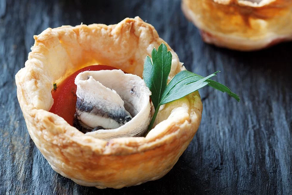 Tartaletas De Aceitunas Negras Y Boquerones