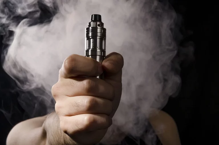 Un experto destapa la realidad de vapear como alternativa a fumar tabaco