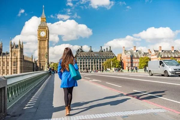 Una chica viaja a Londres para una entrevista y la rechazan por una cosa que ya sabían