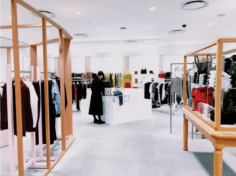 Vestidos, bolsos y botines en las novedades de Parfois que enamoran en enero