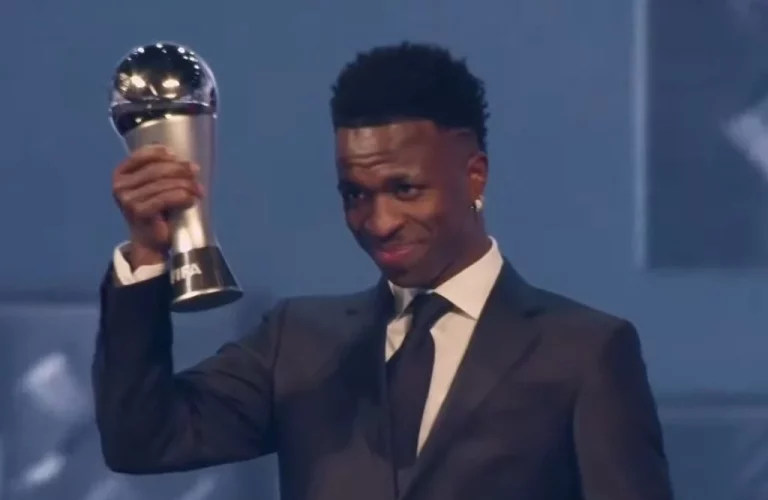 Otra pataleta vergonzosa de Vinicius al recoger el premio The Best