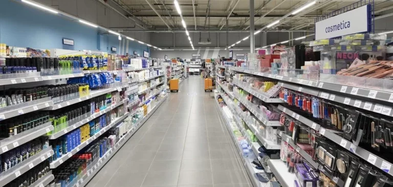 Un nuevo supermercado con productos a 1 euro amenaza a Carrefour y Alcampo