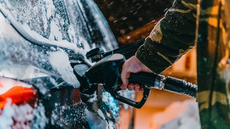 El efecto del frío en los coches diésel: cómo evitar que la gasolina se congele en el depósito