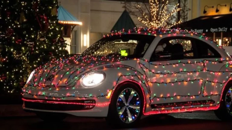Cuernos de reno y otras decoraciones de Navidad en el coche: ¿me puede multar la DGT? Esto dice la ley