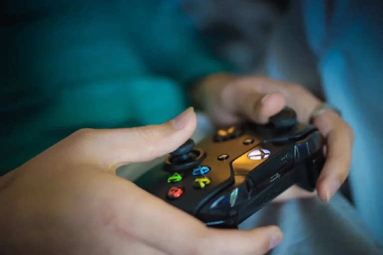 Los Mejores Regalos Para Gamers Esta Navidad: Descubre Figuras, Accesorios y Camisetas Frikis