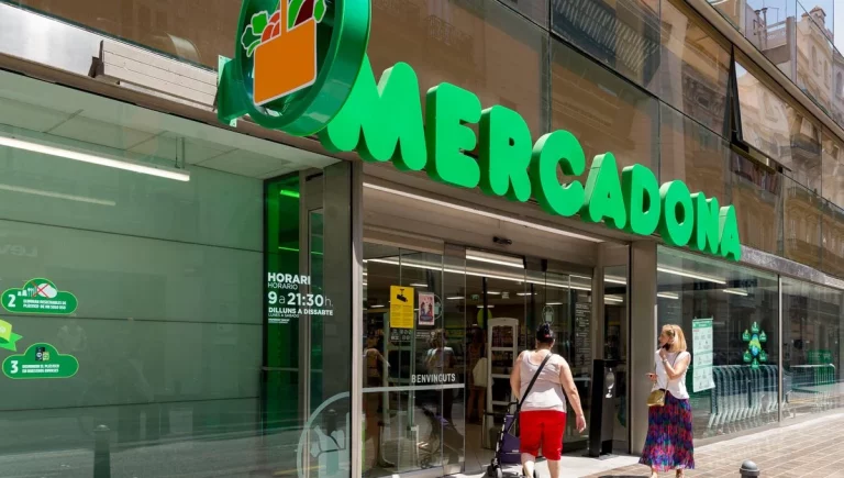 Las condiciones para poder usar el nuevo parking de Mercadona instalado en la entrada de los supermercados