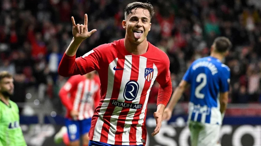 Rodrigo Riquelme podría abaratar el fichaje de Álex Baena por el Atlético. Fuente: Agencias