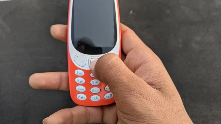 El reto de la desconexión digital despierta la moda de los ‘dumbphones’