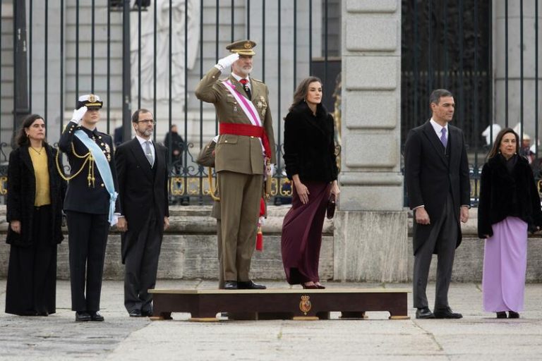 Sánchez felicita la Pascua Militar y reconoce el «compromiso» de las FFAA, que trabajan por los afectados por la dana