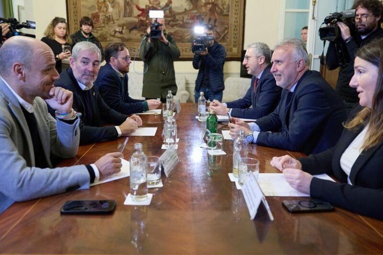 El Gobierno y Canarias se ponen límite para el reparto extraordinario de menores migrantes