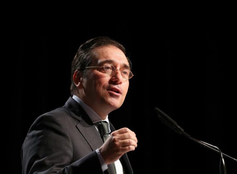 El ministro Albares pide una solución pacífica en Venezuela y evita llamar «dictador» a Maduro