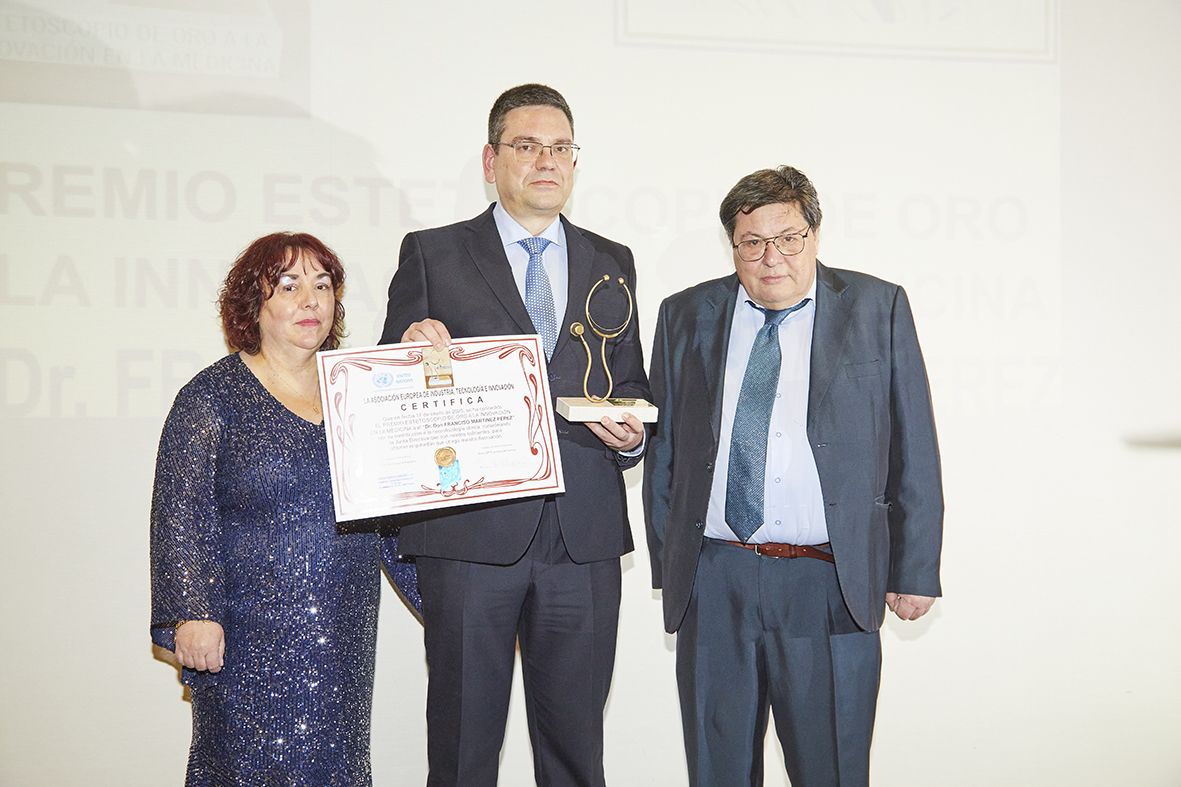 El Doctor Francisco Martínez Pérez recibe el premio Estetoscopio de Oro a la Innovación en la medicina 1 ARV4878 PRENSA 100422