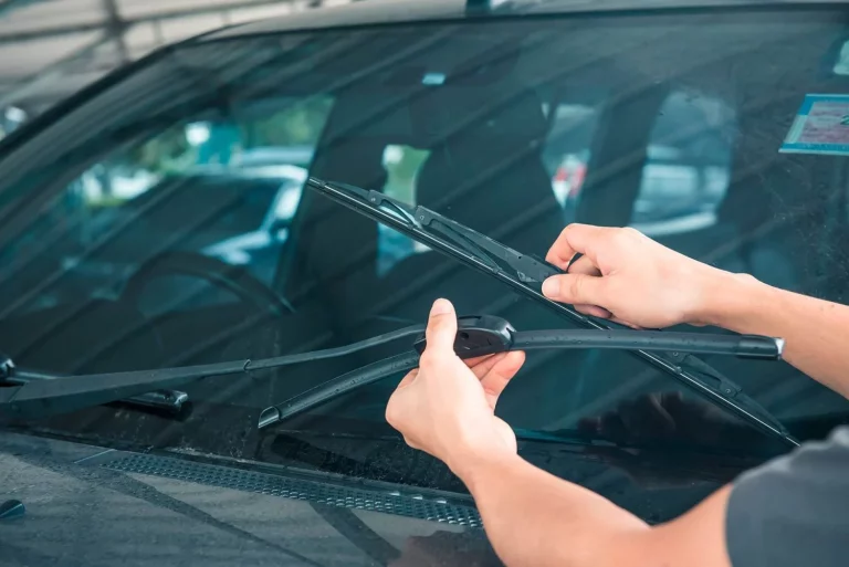 Con dos ingredientes sencillos tienes el truco para que las gomas de los limpiaparabrisas del coche no se estropeen
