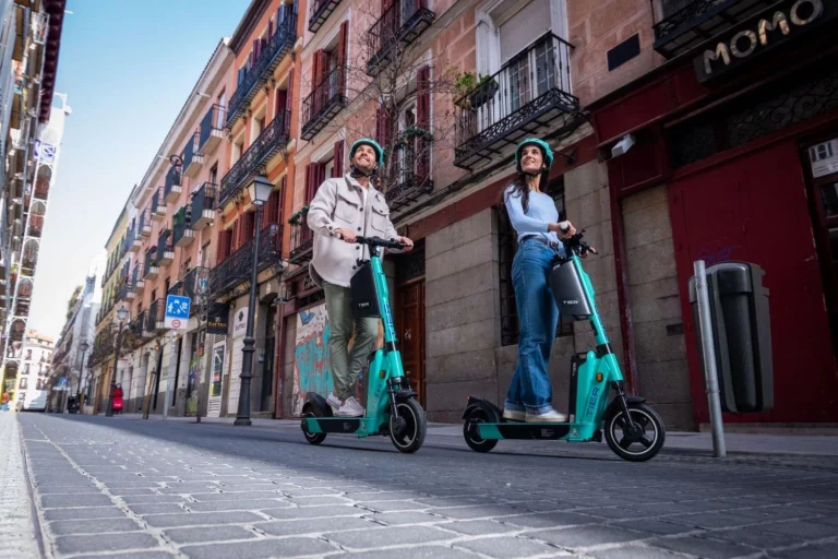 La DGT aclara lo que se puede y no se puede hacer con los patinetes eléctricos en España