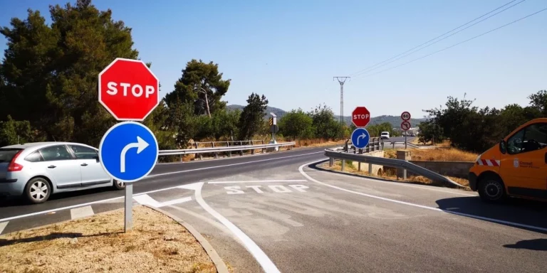 La DGT abre la veda con sus nuevos radares ocultos: encuéntralos detrás de estas señales de tráfico