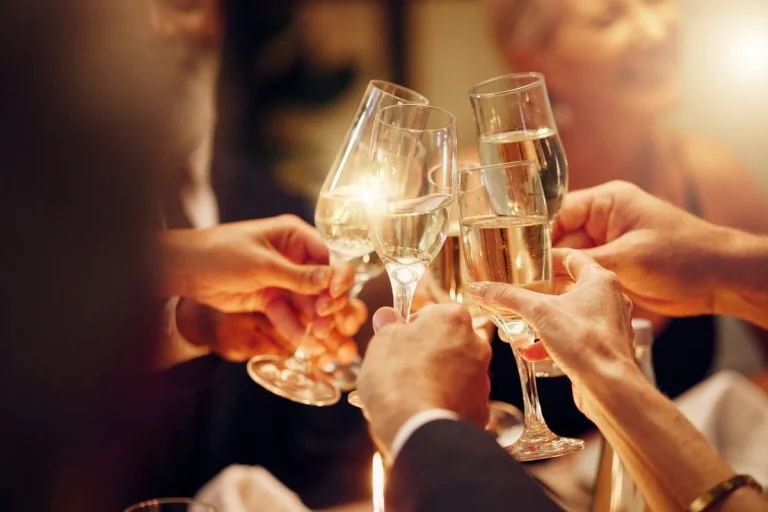 De uvas a platos rotos: las tradiciones de Año Nuevo más sorprendentes del mundo
