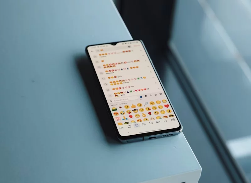EL RESTO DE EMOJIS QUE MUESTRAN QUE UNA PERSONA NO ES TAN JOVEN