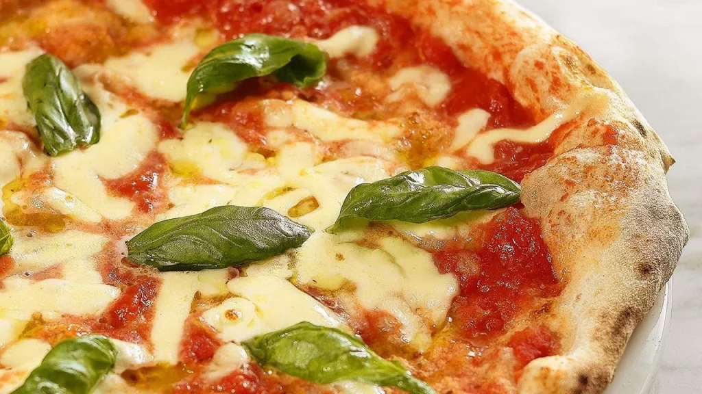 El Toque Final: Albahaca Fresca Y A Disfrutar En Familia Esta Pizza Margarita Al Mejor Estilo Italiano