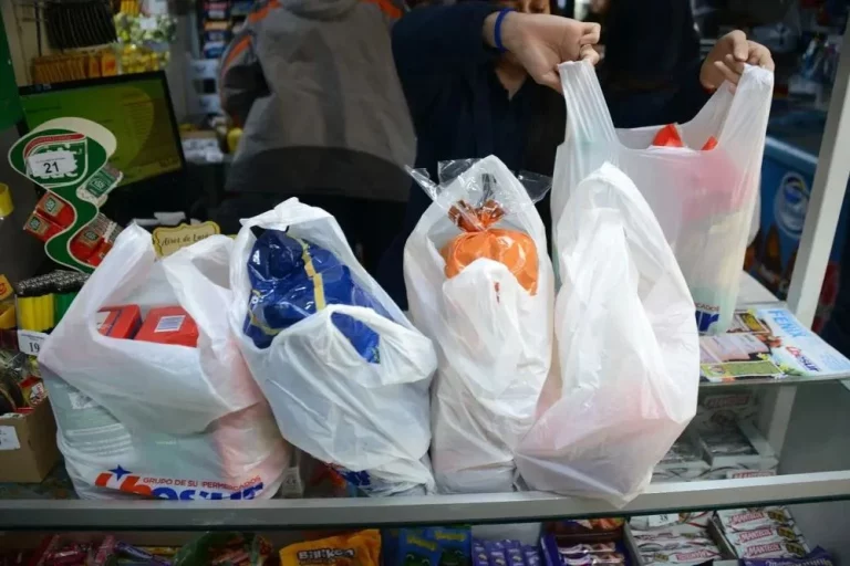 El truco para no pagar las bolsas de plástico en el supermercado
