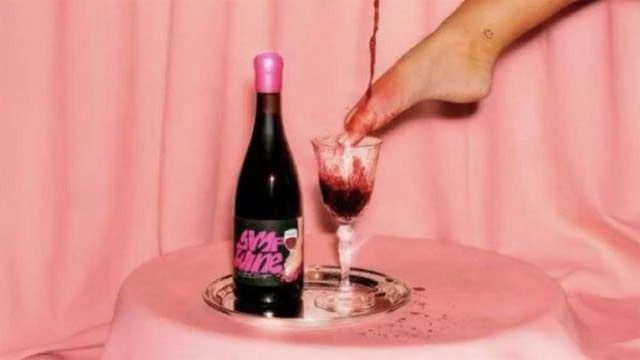 El Curioso Caso Del Vino Exclusivo Elaborado Con Pies De Modelo 104 Emilie Rae Y Su Colaboración Vinícola