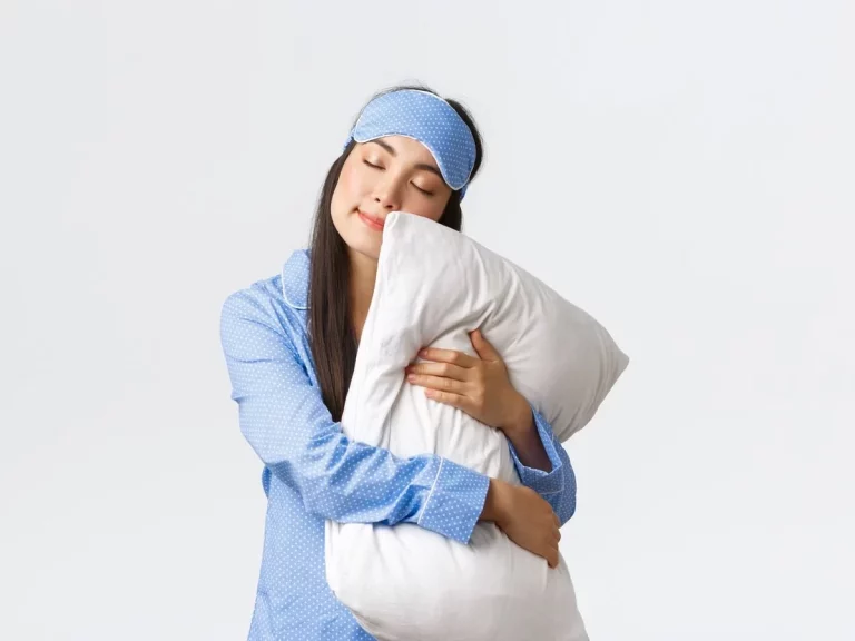 ¿Es bueno o malo dormir sin almohada en la cama?