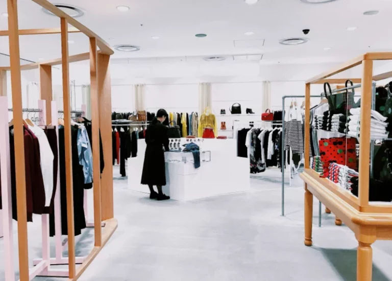 Mango y El Corte Inglés te llevan de regreso a los 90 con dos camisas virales que arrasan en venta ¡Las amarás!
