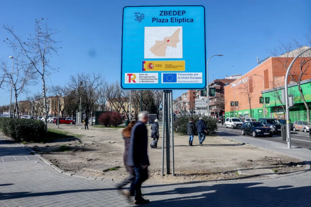 Europapress 4903452 Cartel Anuncia Zona Bajas Emisiones Zbe Plaza Eliptica Enero 2023 Madrid