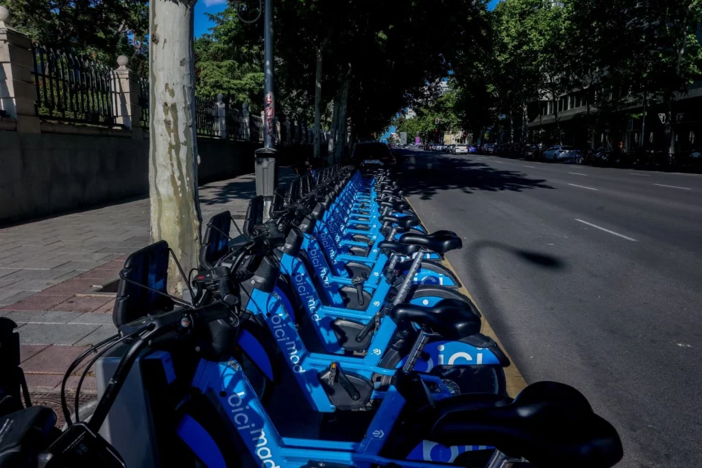 Almeida Y Ayuso Expanden Bicimad Más Allá Del Centro De Madrid 1 Europapress 5983527 Varias Bicicletas Aparcadas 24 Mayo 2024 Madrid Espana Servicio Municipal