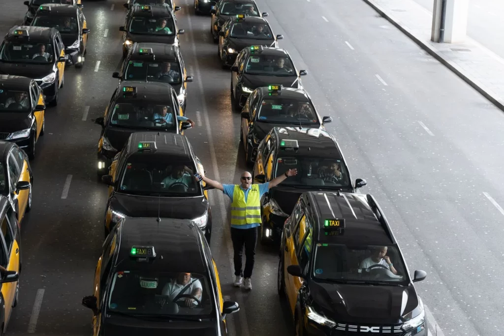 El Examen A Los Conductores De Cabify Abre La Brecha Con El Taxi Por Las Tasas 2 Europapress 6058948 Varios Taxis Primer Dia Protestas Elite Taxi Aeropuerto Prat Barcelona 28 1