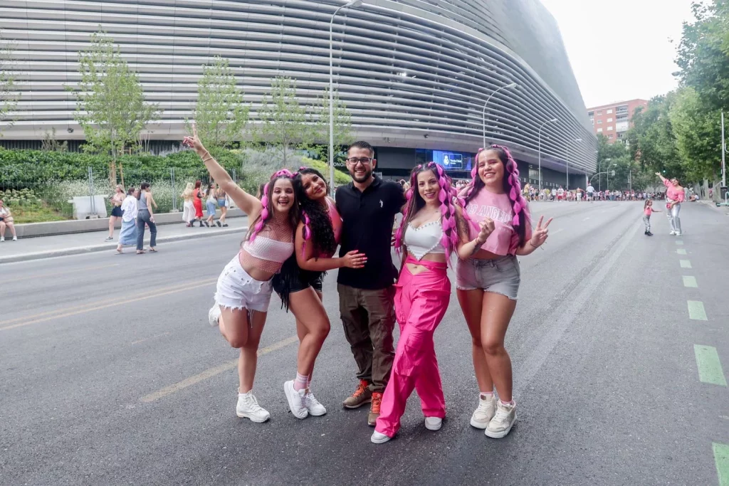 Europapress 6101366 Ambiente Previo Concierto Karol Alrededores Santiago Bernabeu 20 Julio 2024