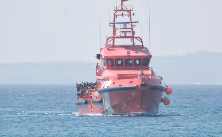 Salvamento Marítimo intercepta un cayuco con 62 subsaharianos al suroeste de Gran Canaria