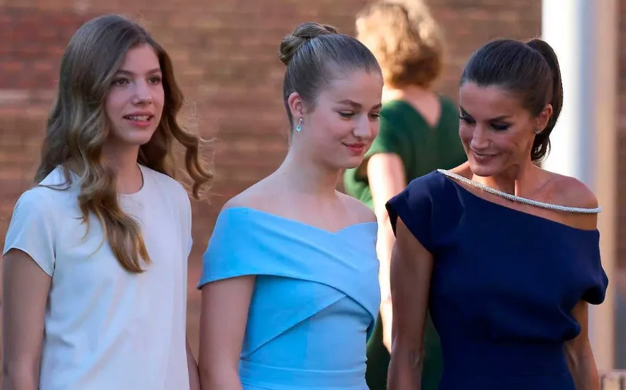 Reina Consorte Con Sus Hijas
