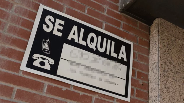 Cartel De Una Vivienda En Alquiler En Madrid Fuente: Europa Press