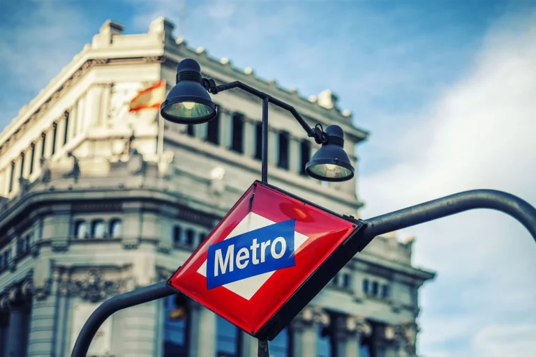 Por qué el ayuntamiento ha pintado de verde varios asientos del Metro de Madrid