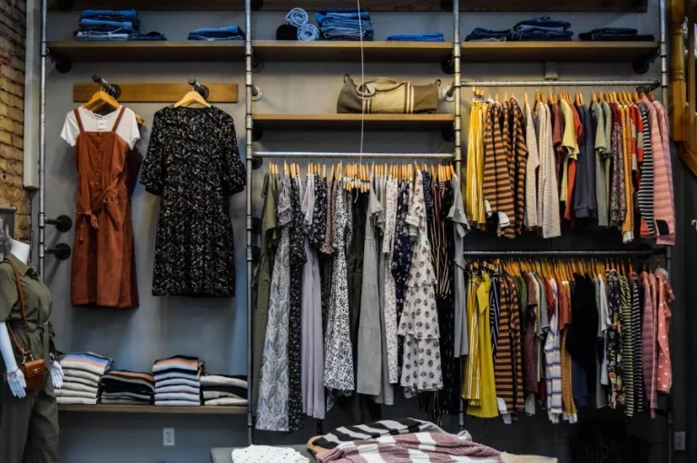 Parece de Mango, pero este vestido midi de 20 euros es de Primark y lo llevarían las pijas de Serrano y Castellana