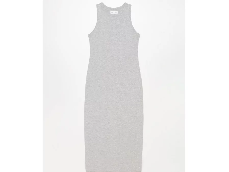 Por Solo 8 Euros, Las Tiendas Lefties Venden Un Vestido Elegante Que Se Puede Llevar En El Día A Día