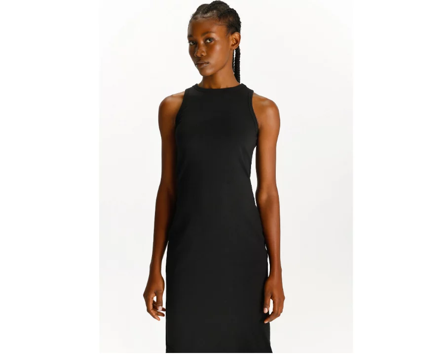 Por Solo 8 Euros, Las Tiendas Lefties Venden Un Vestido Elegante Que Se Puede Llevar En El Día A Día