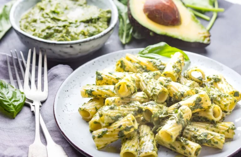 Receta fácil y deliciosa de pasta con salsa cremosa de aguacate