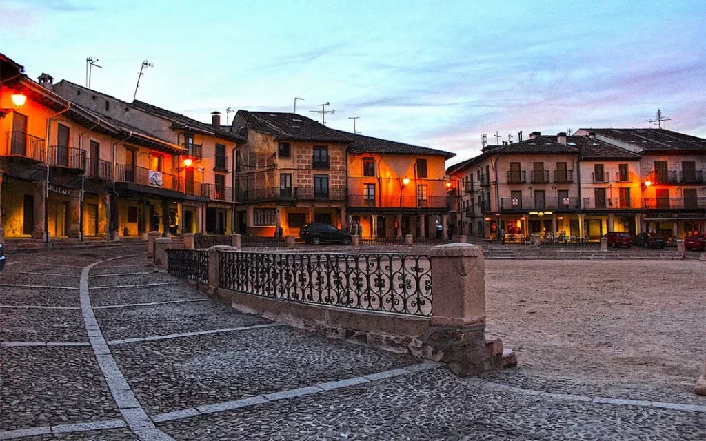 Riaza: Tradición Y Paisajes En Segovia