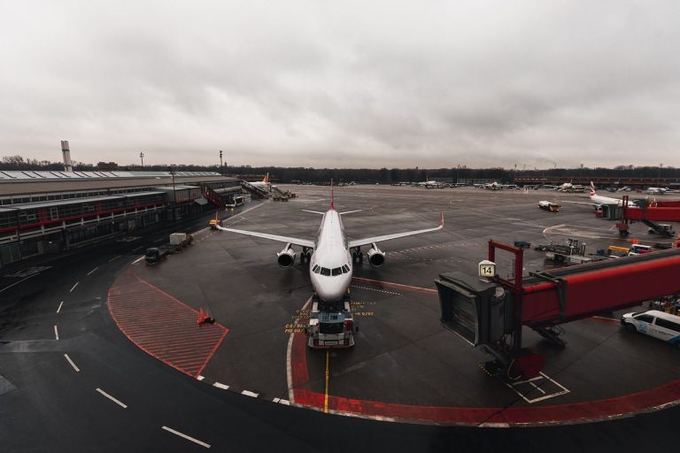 Consejos de AirHelp para mejorar los viajes en avión este 2025
