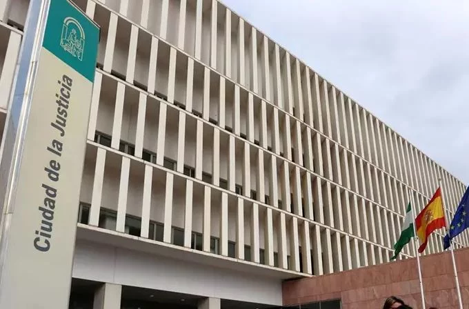 Condenada una mujer en Málaga por una denuncia falsa contra el futbolista Theo Hernández