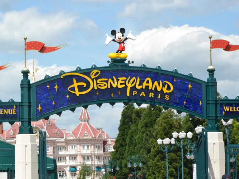Disney busca trabajadores españoles: conocimientos básicos, 1.800 euros de sueldo y un solo requisito importante