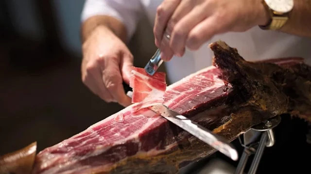 El Pueblo De Extremadura Donde Se Come El Mejor Jamón Del Mundo, Según Los Japoneses: «Vienen Aquí En Peregrinación Solo A Probarlo»