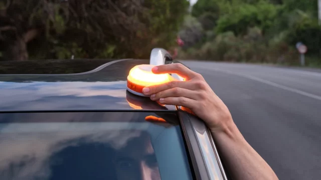 Evita Multas: Estas Son Las Únicas Luces V16 Aceptadas Por La Dgt