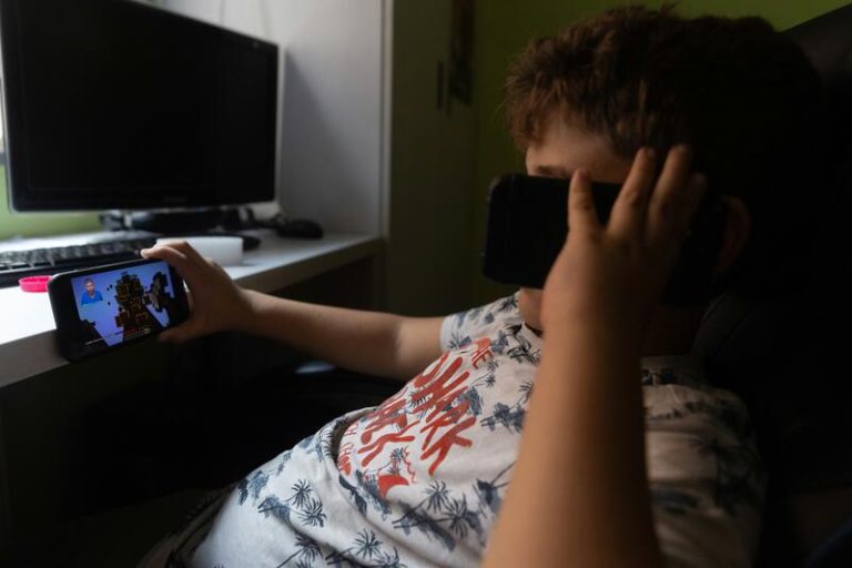Un estudio advierte de la «sobrecarga cognitiva» que produce el uso excesivo de pantallas en la infancia